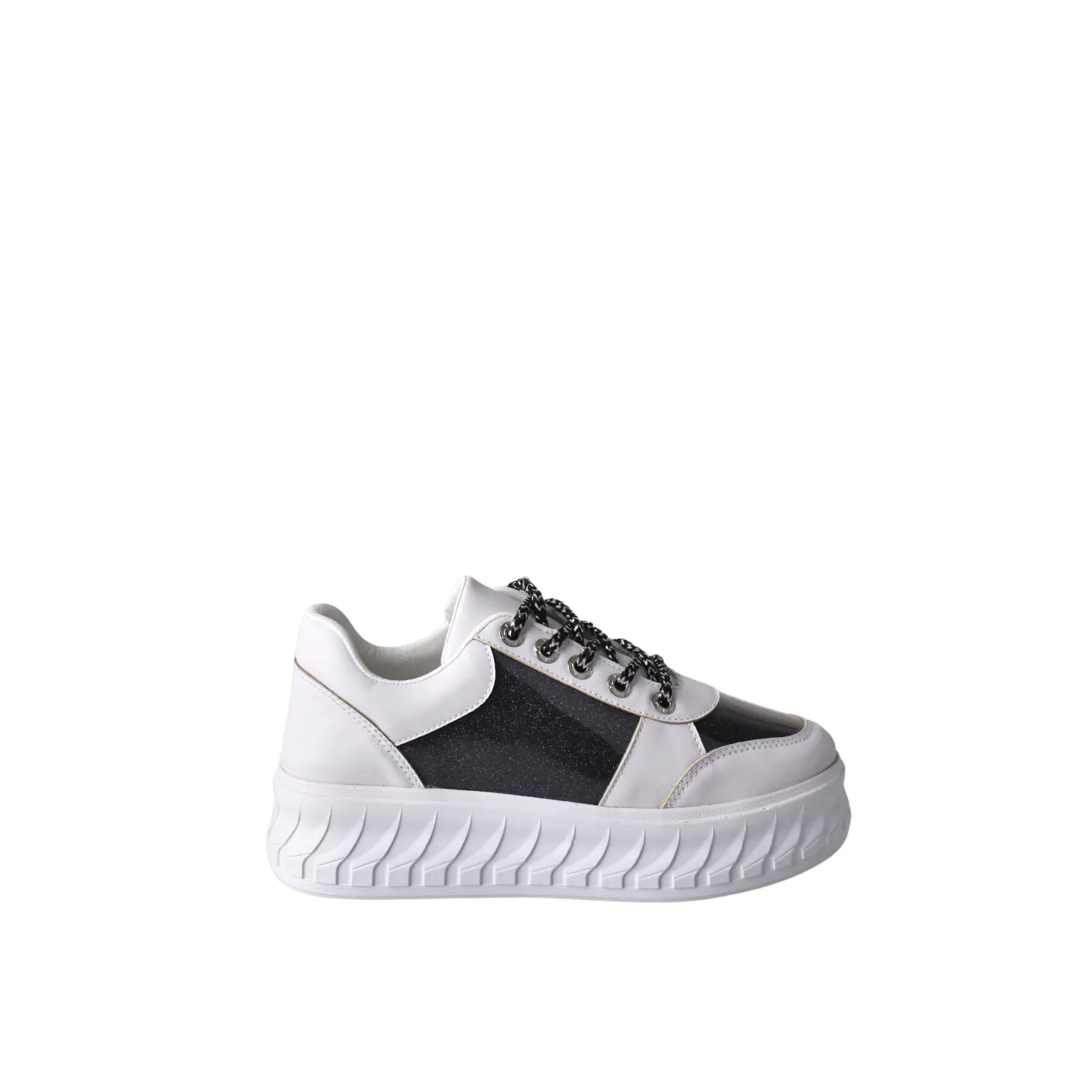 Fashionable Sneaker with Trims
