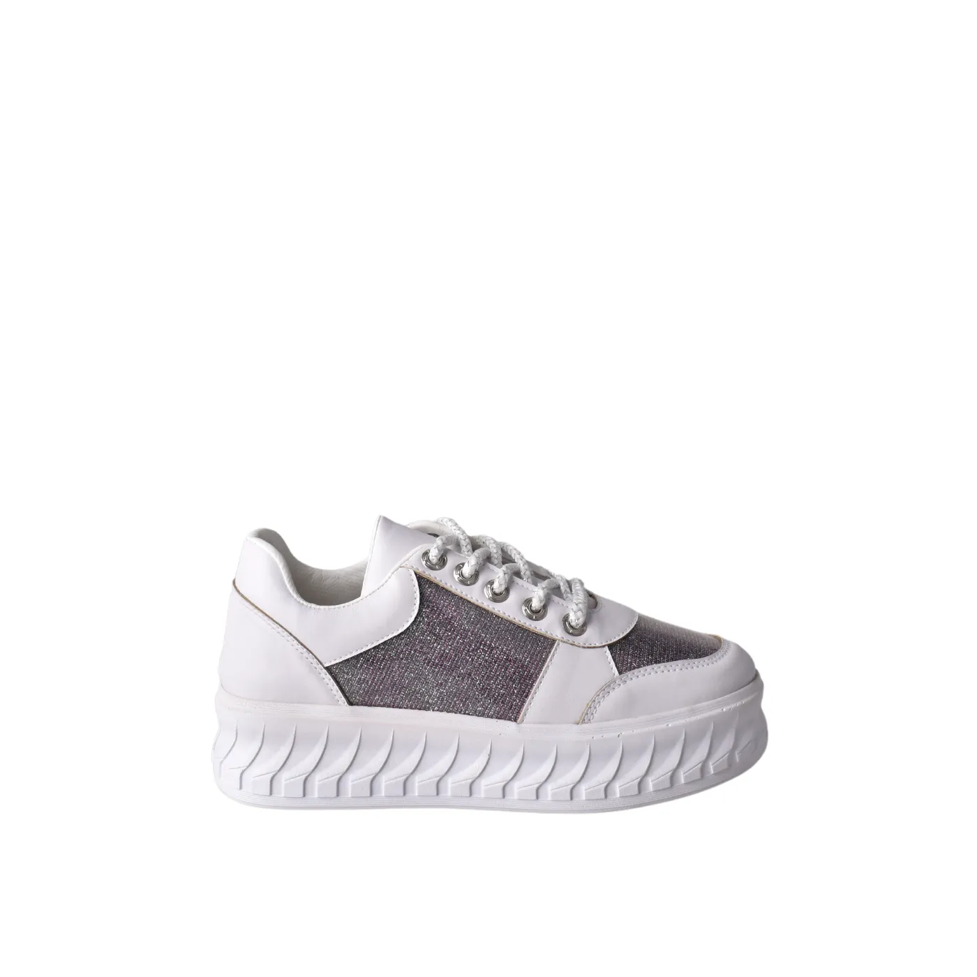 Fashionable Sneaker with Trims