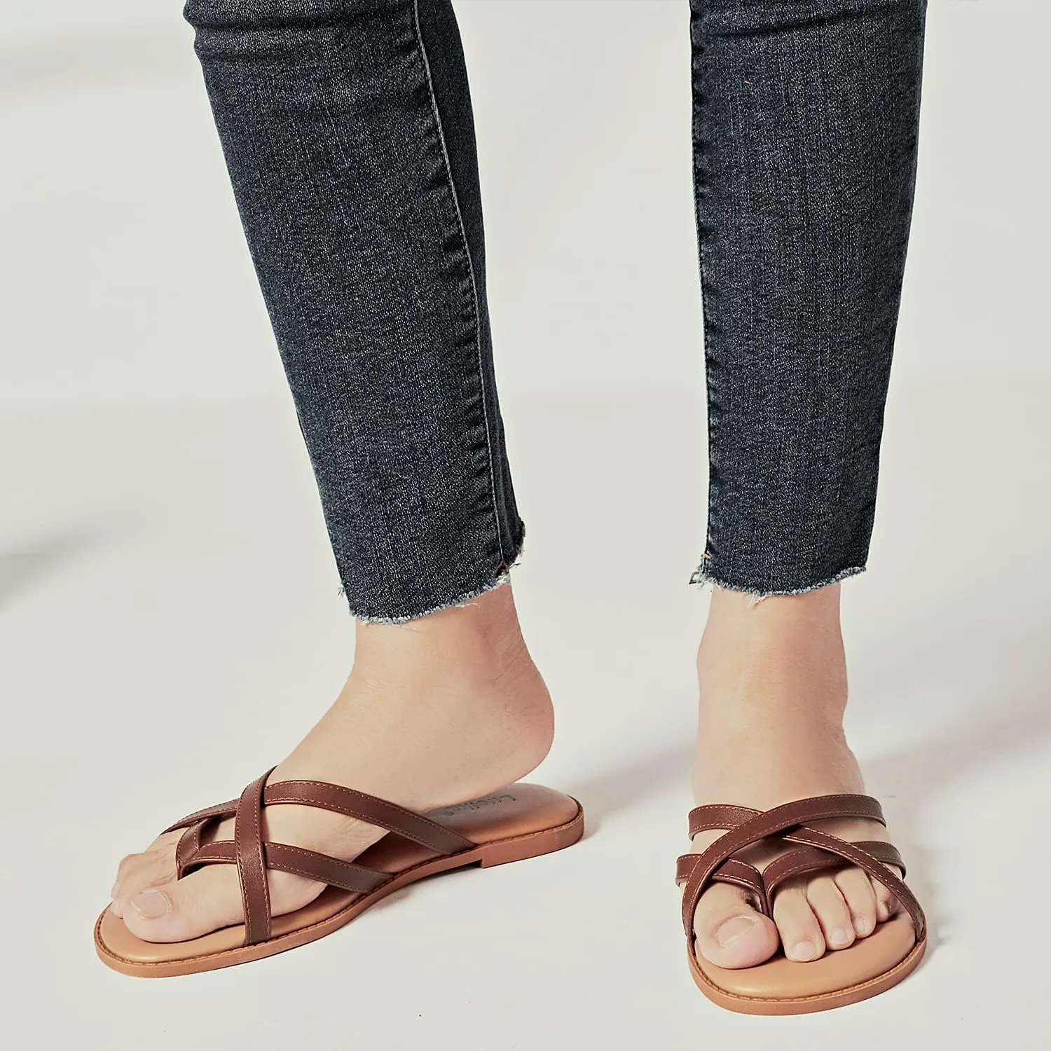 Luoika Women's Wide Width Flat Sandals, Flip Flop Slides Sandal Casual Strapy Sandal Slip on Summer Beach Shoes for Women.