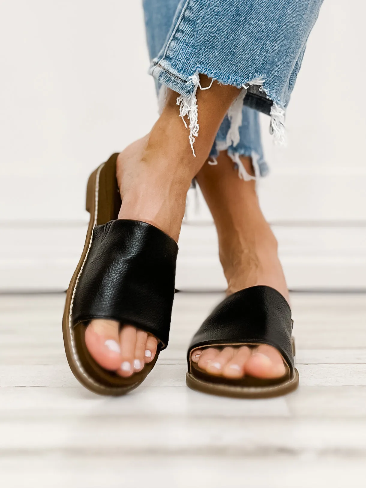 Yellowbox Kalo Slide Sandal in Black